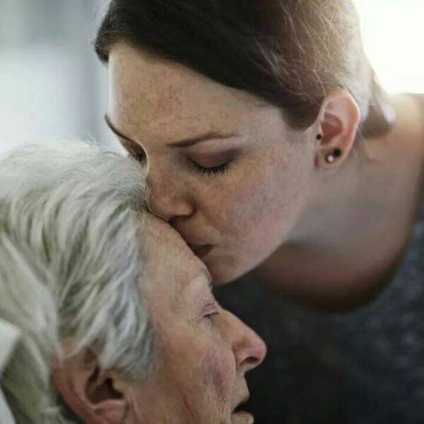 GIOVANE DONNA BACIA SULLA FRONTE LA MADRE MALATA GIOVANE DONNA BACIA SULLA FRONTE LA MADRE MALATA
